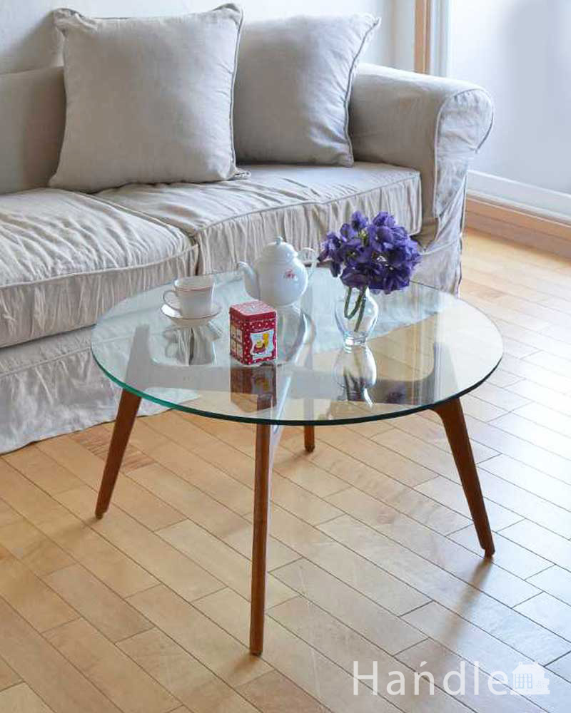 モダンなデザインのヴィンテージ家具、ガラスの天板のコーヒーテーブル (k-1112-f)