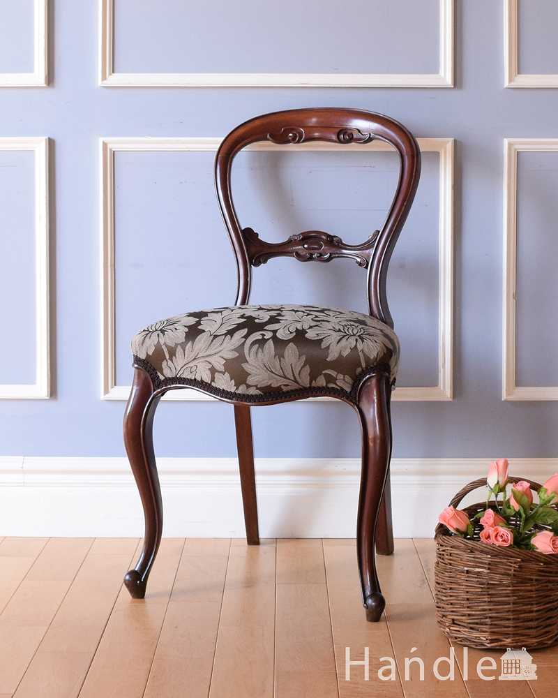 優雅な英国アンティーク椅子、背もたれが気品たっぷりなバルーンバックチェア（サロンチェア） (k-1045-c)
