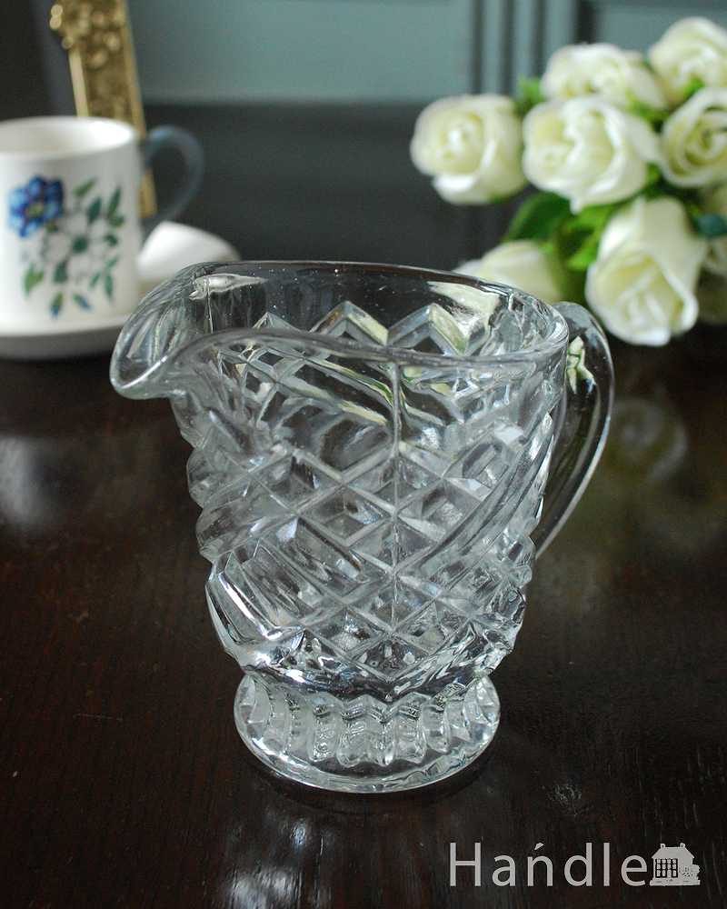 ダイヤ型の装飾が施されたキラキラ輝くアンティークプレスドグラスのガラスピッチャー (pg-5773)