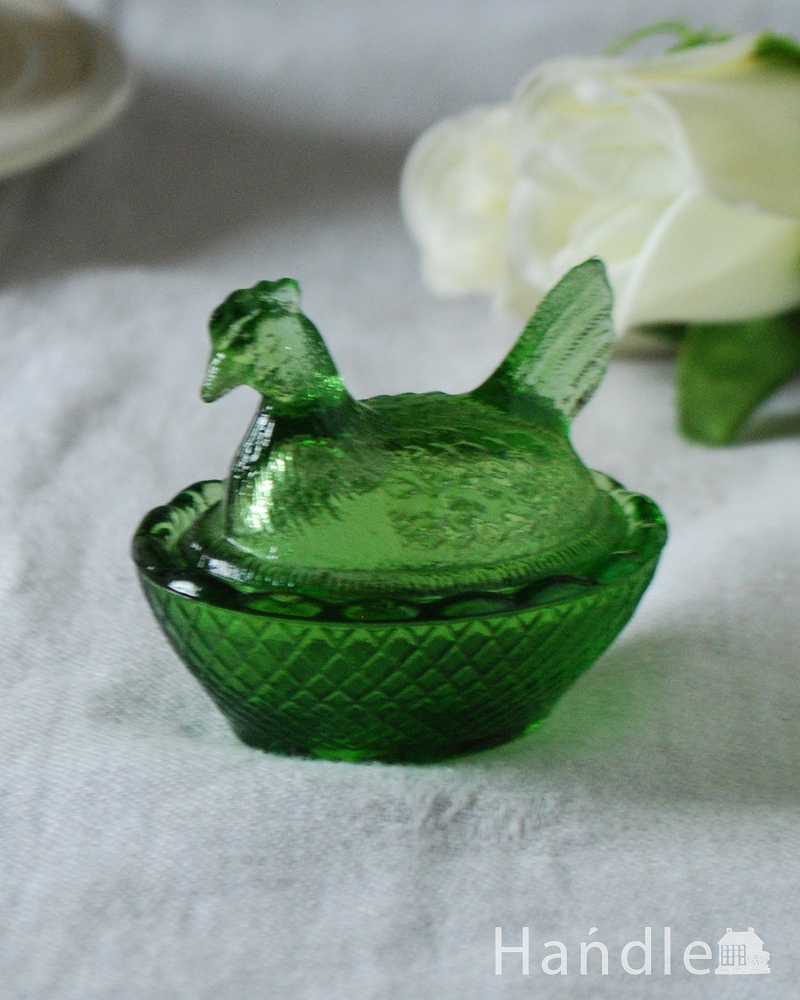 オリーブグリーンがキレイな小さなニワトリのアンティークプレスドグラス（塩入れ） (pg-5850)