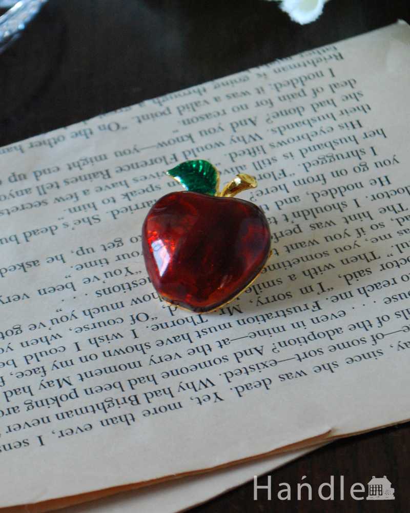 ツヤッツヤに輝く真っ赤なリンゴのモチーフ、アンティークのブローチ(m