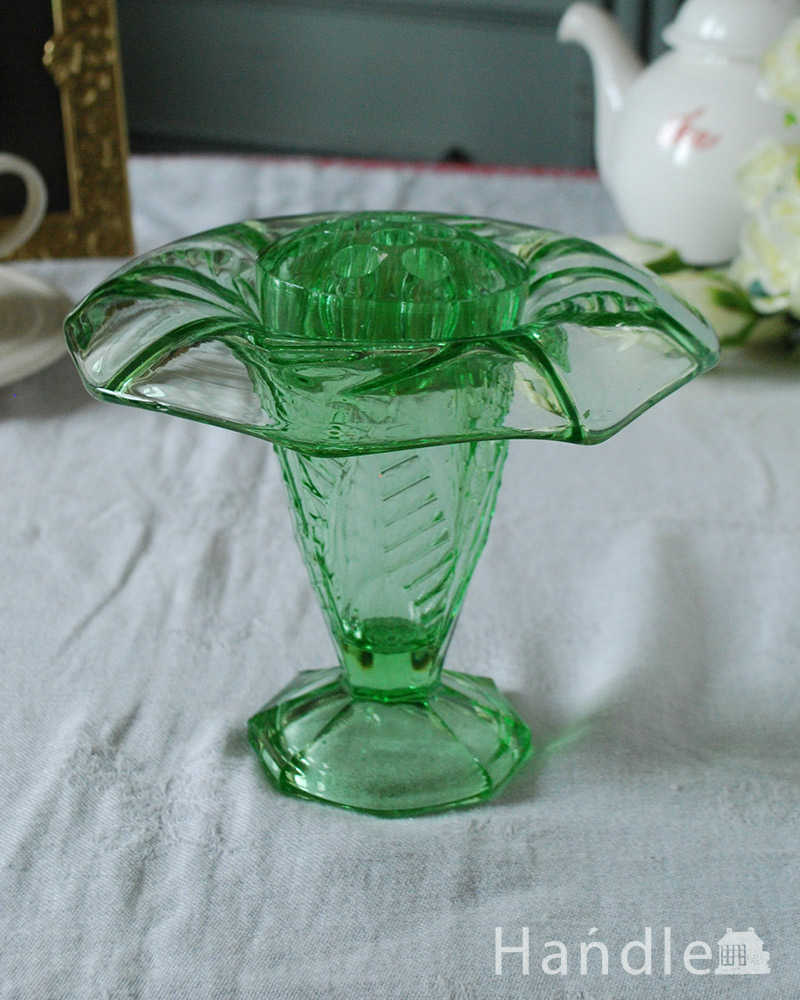 人気のガラスの花留めつきフラワーベース、キレイなグリーンのアンティークプレスドグラス (pg-5851)