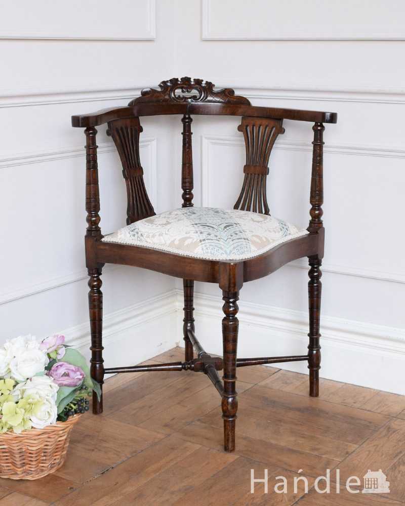 お部屋の角で使えるコーナーチェア、透かし彫りが豪華な英国アンティーク椅子 (q-322-c)