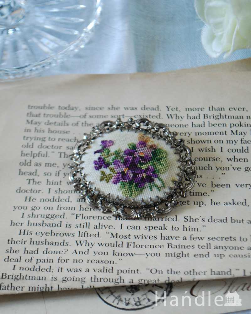 イギリスで見つけた、お花の刺繍が可愛いプチポワンのアンティークブローチ (h-553-z)