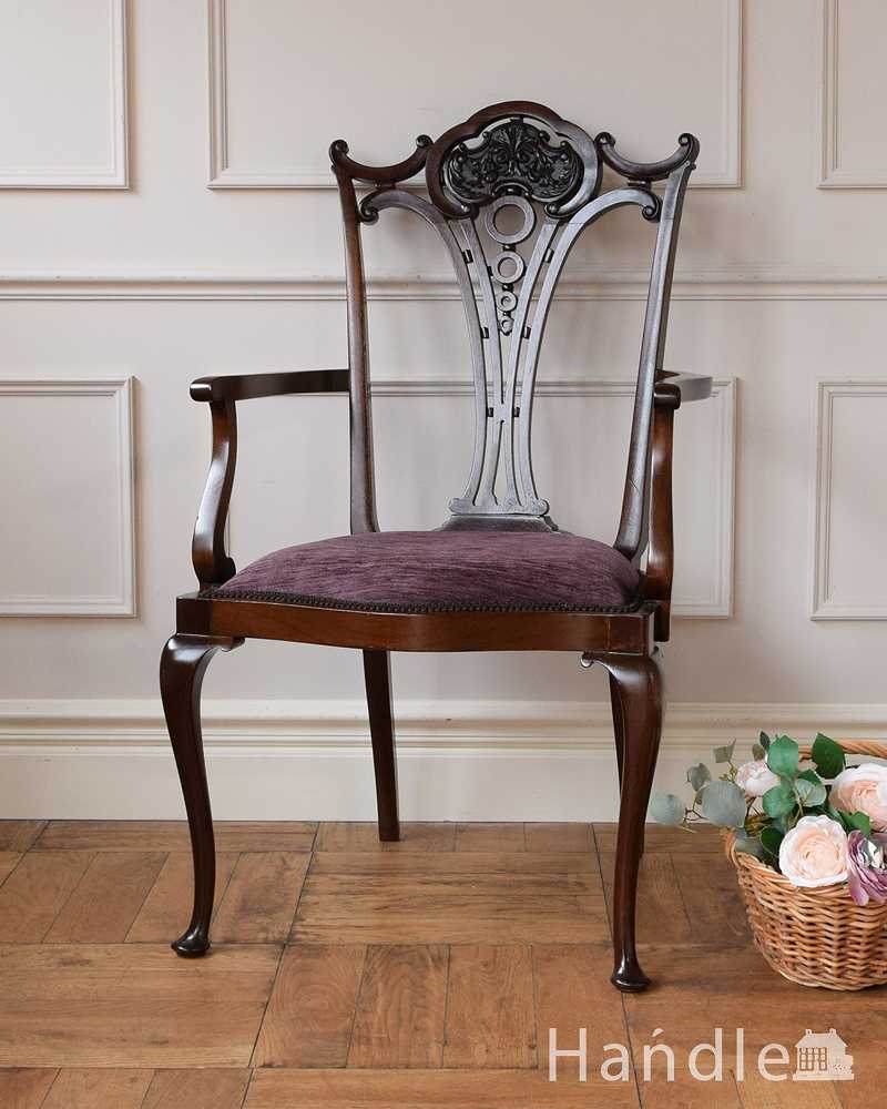 英国で出会った優雅なアンティークの椅子、ゆったりと座ることができるサロンアームチェア (q-321-c)