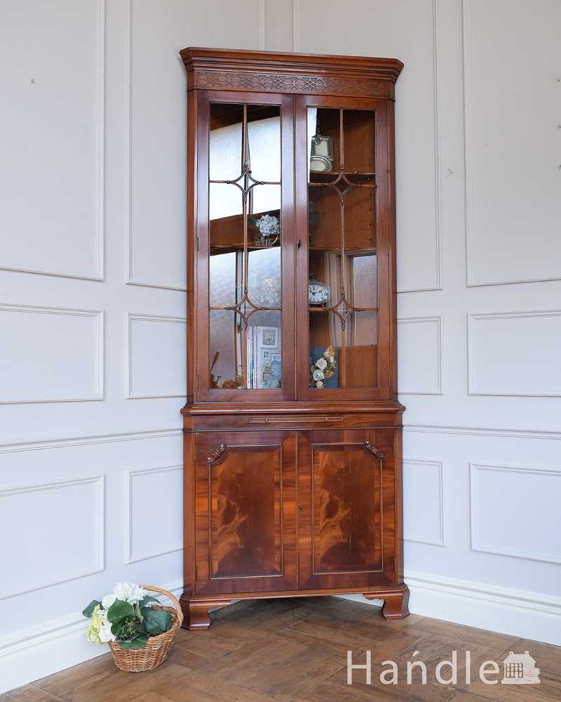 木目が美しい英国のアンティーク家具、お部屋の角に置けるコーナーキャビネット (k-2186-f)