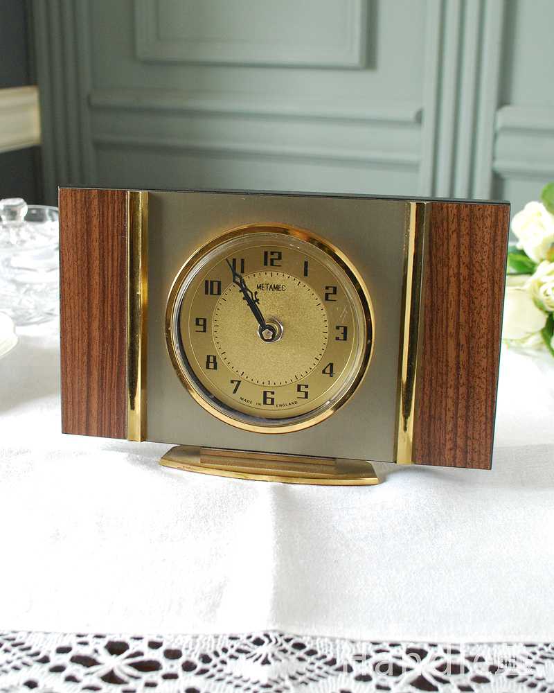 イギリスから届いた木製のオシャレなメタメック社のアンティーク置き時計(METAMEC) (k-3263-z)