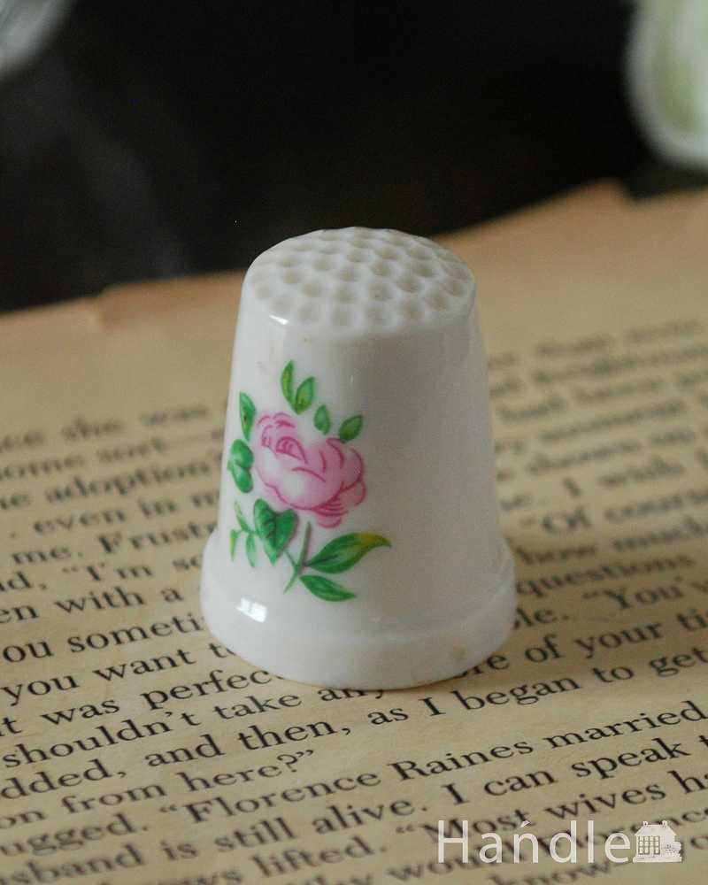 可愛いピンクの芍薬が描かれた、イギリスで見つけたアンティークシンブル (m-3039-z)