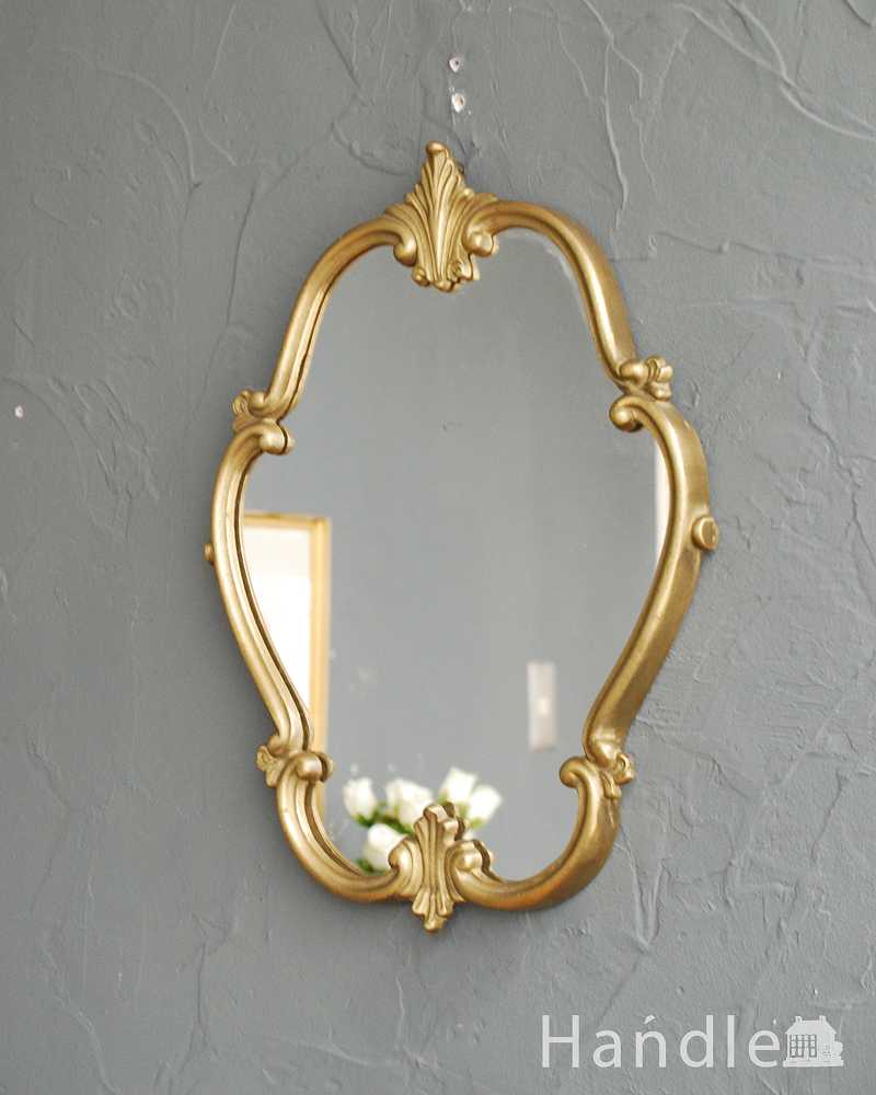ゴールドの装飾がエレガント、アンティークモールディングミラー（壁掛け鏡）