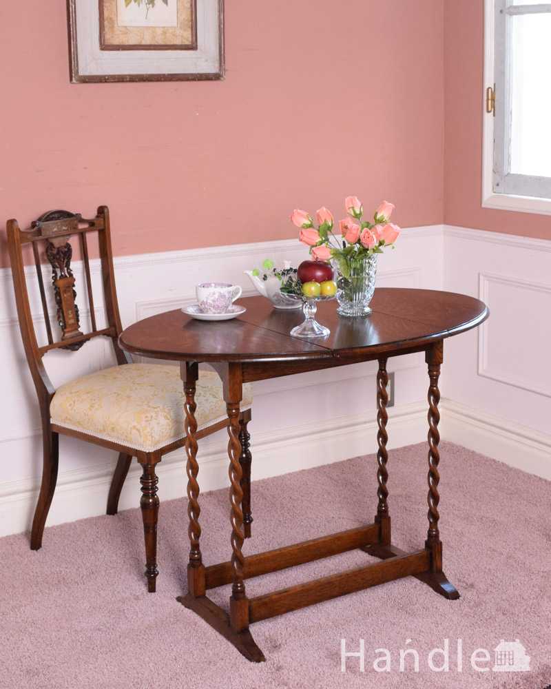 サイズを自由に変えて使える便利なアンティーク家具、ツイスト脚のドロップリーフテーブル（伸張式テーブル） (q-1656-f)
