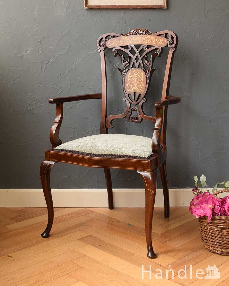 繊細な象嵌が優雅な英国輸入アンティーク椅子、脚先まで美しいアームチェア (q-323-c)