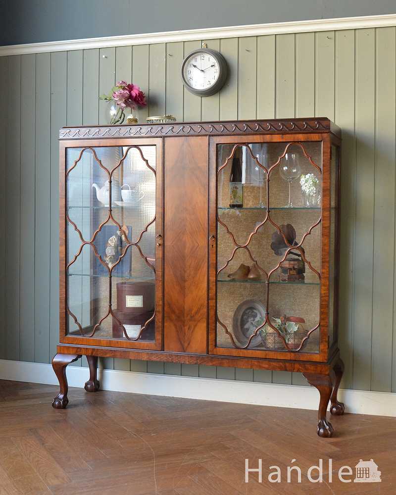 イギリスのアンティーク家具、装飾が美しいガラスキャビネット（ショーケース） (q-1655-f)｜アンティーク家具