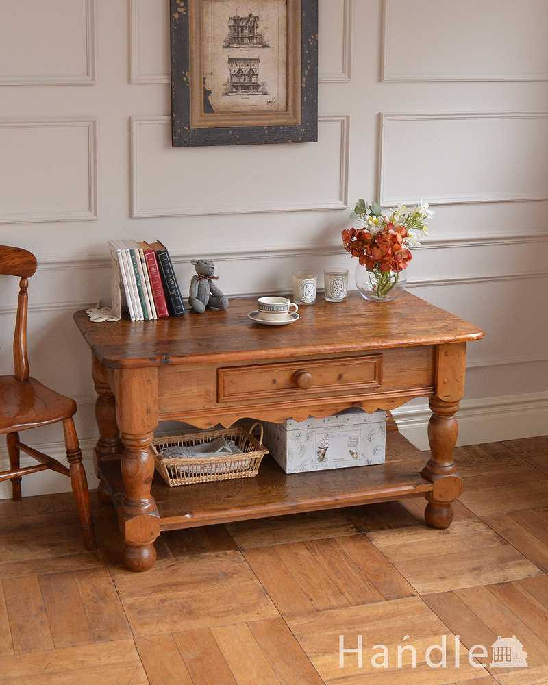 イギリスからのアンティーク家具、オールドパイン材のコーヒーテーブル（引き出し付き） (m-635-f)