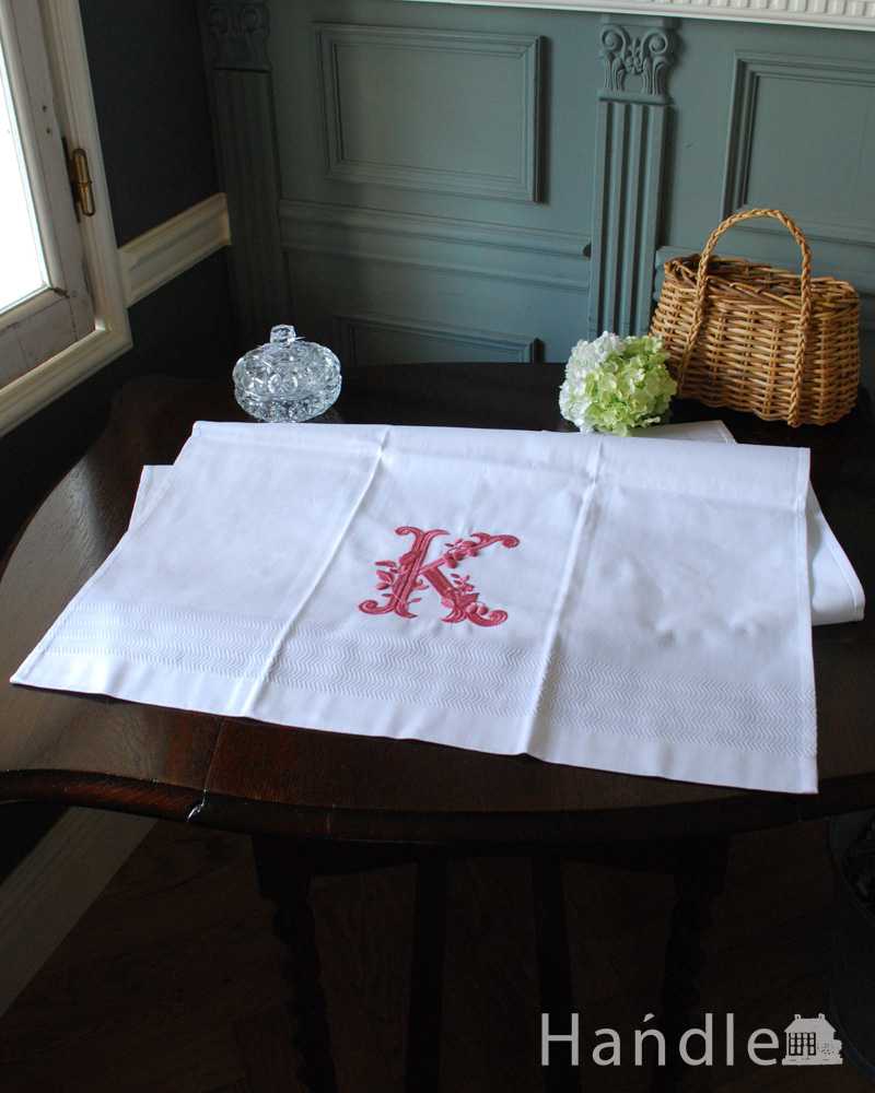 フランスのホームリネンの雰囲気が楽しめるモノグラムが入ったバスタオル「K」Red (n9-047)