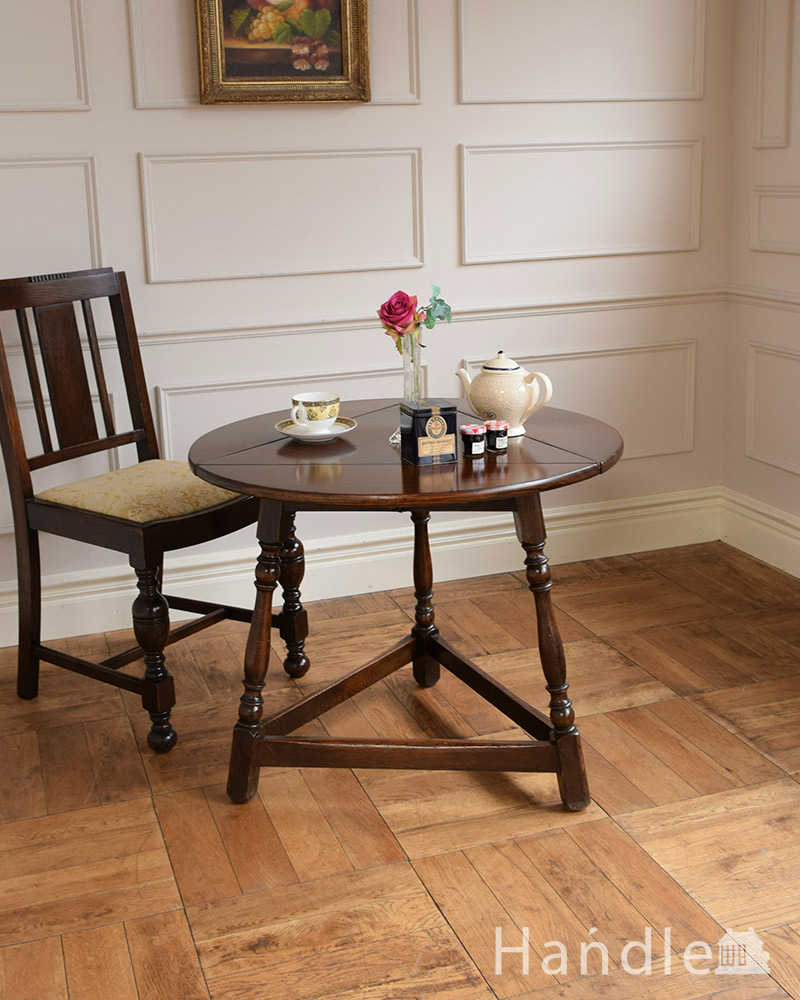 天板の形が三角から丸に変わるイギリスのアンティーク家具、伸張式サイドテーブル（バタフライテーブル）