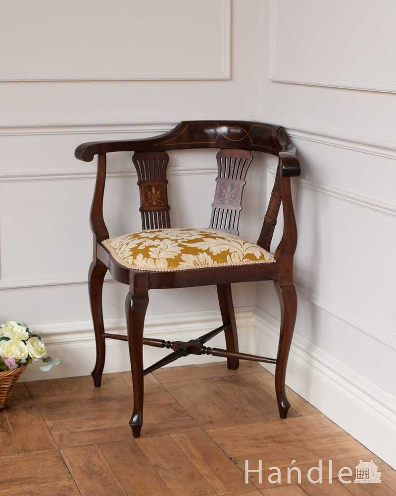 お部屋の角で使えるコーナーチェア、透かし彫りが豪華な英国アンティーク椅子 (k-1542-c)