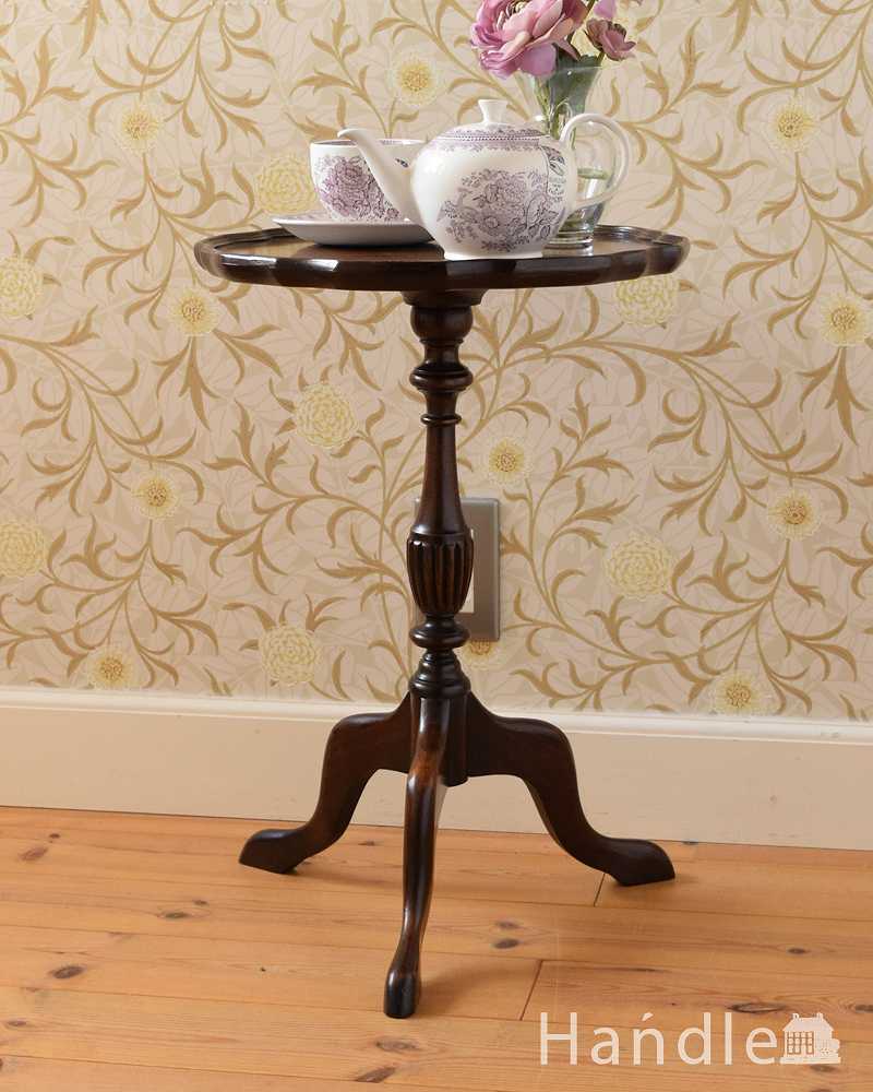 英国輸入のアンティーク家具、天板と脚の形が可愛いワインテーブル (k-2348-f)