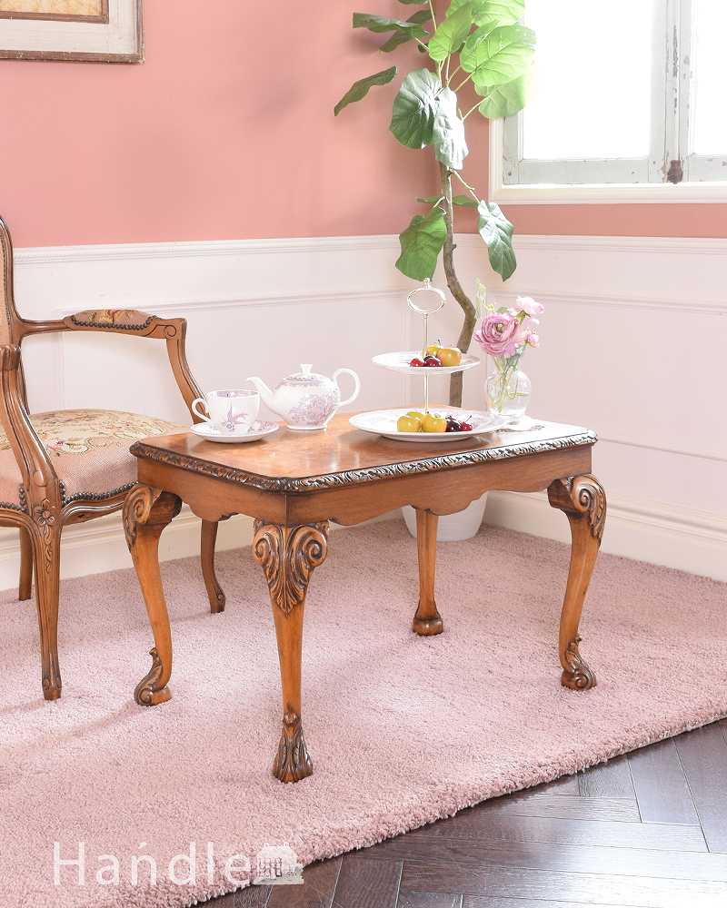 イギリスで見つけたアンティーク家具、装飾の美しいコーヒーテーブル (k-2350-f)