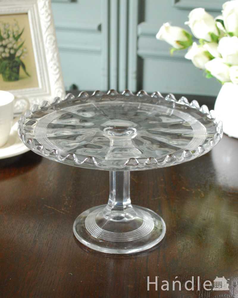 英国で見つけたアンティークプレスドグラス、縁どりのレース模様が可愛いケーキスタンド (pg-5890)