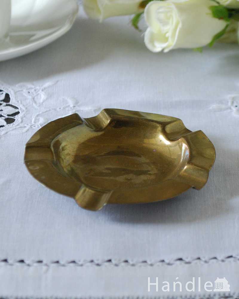 英国で見つけたアンティークの真鍮の灰皿（アッシュトレイ）  (k-3321-z)
