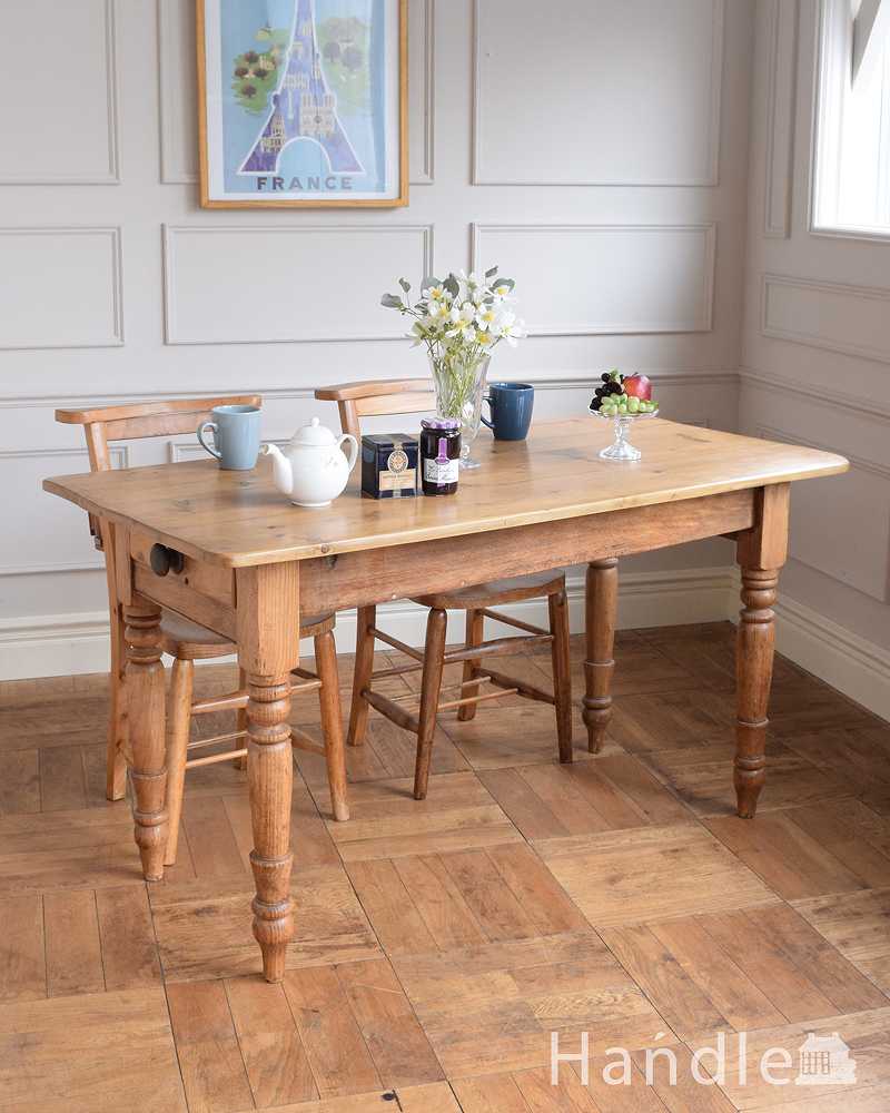 イギリスのアンティーク家具、パイン材の可愛いダイニングテーブル（引き出し付き） (z-085-f)