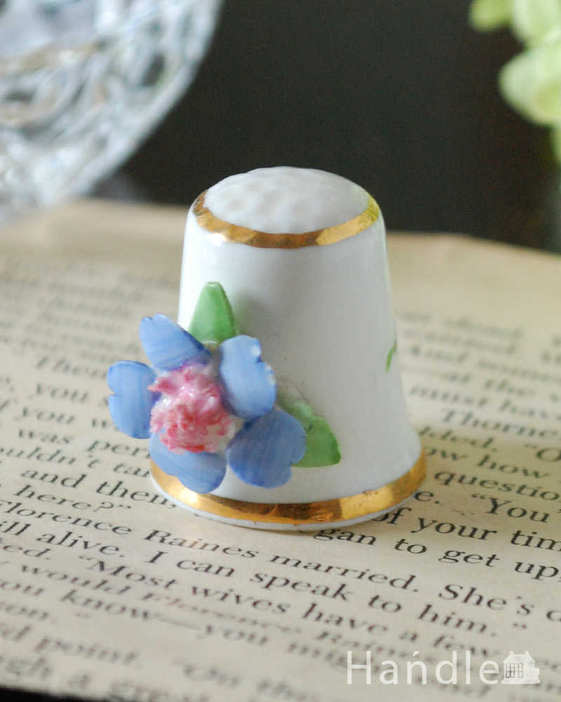 立体的なお花が付いたイギリスのアンティークシンブル (m-3058-z)