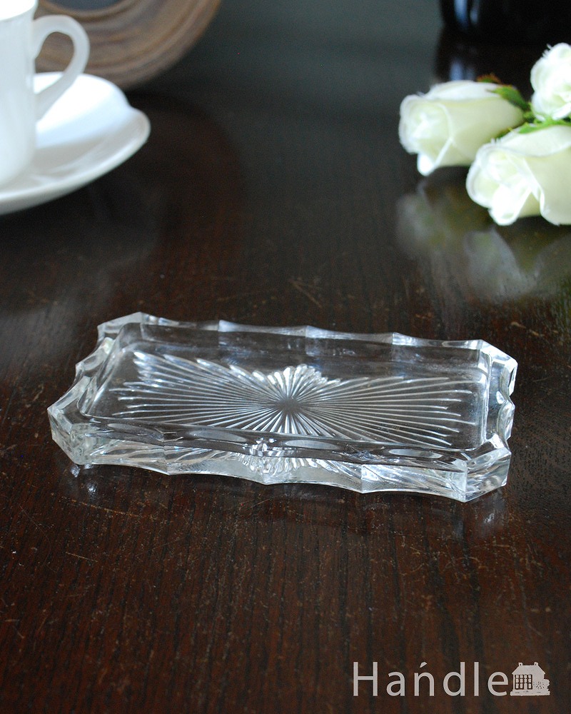 イギリスのアンティークプレスドグラス、色々なシーンに使える小さなガラストレイ (pg-5905)