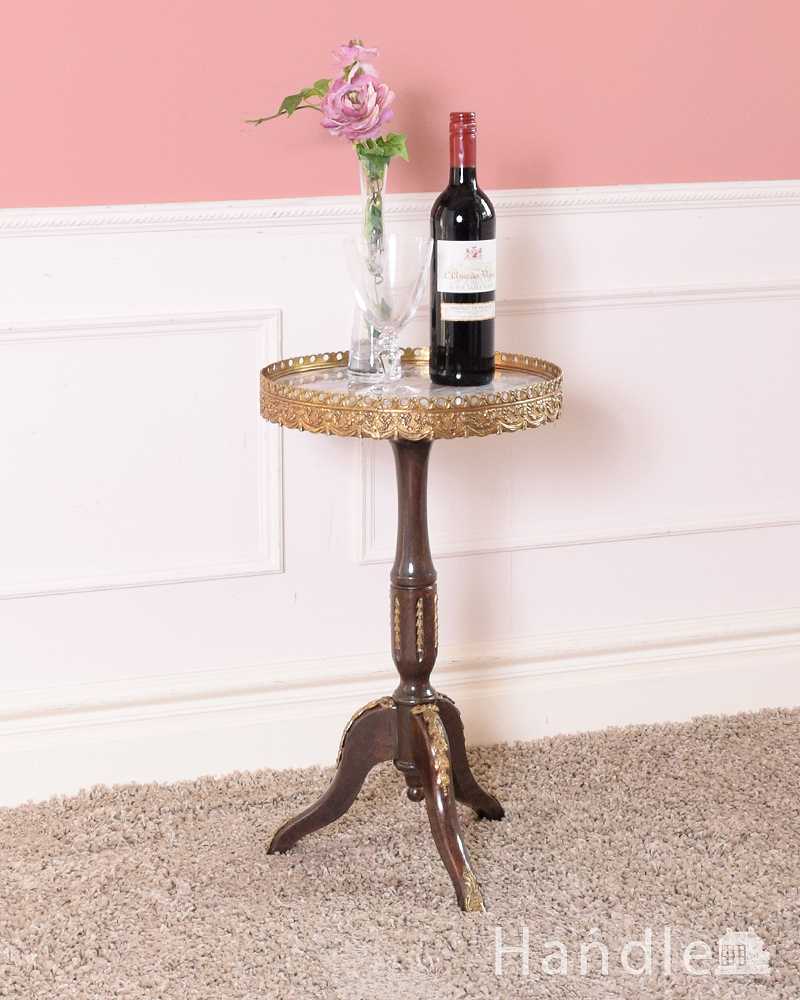 マホガニー材のアンティーク英国家具、ゴールドの縁のワインテーブル