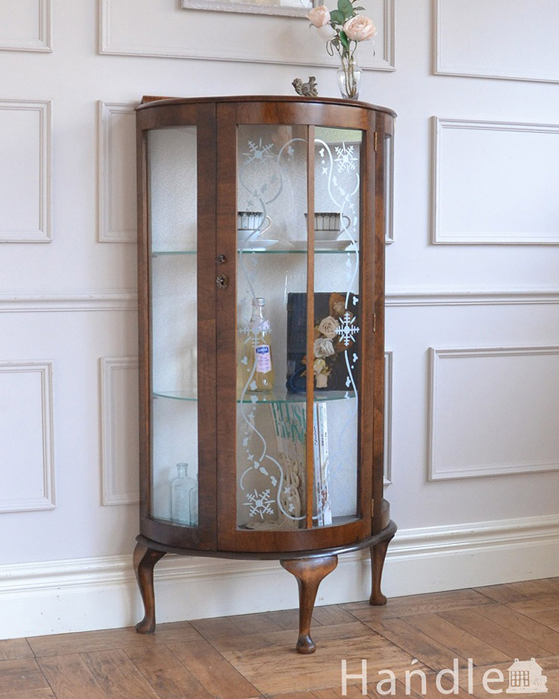 シルバーの模様が入った小さなハーフムーンガラスキャビネット、英国アンティーク家具  (q-1790-f)