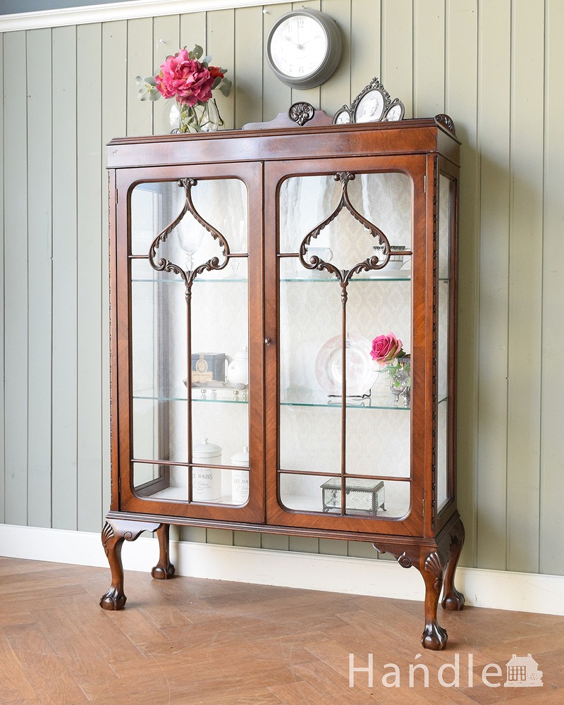 英国のアンティーク家具、繊細な木製の飾りが美しいガラスキャビネット (q-1829-f)