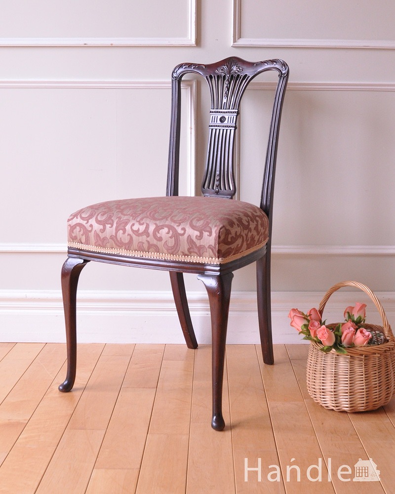 英国輸入の美しいアンティークの椅子、美しい背もたれのデザインが優雅なサロンチェア (k-1405-c)
