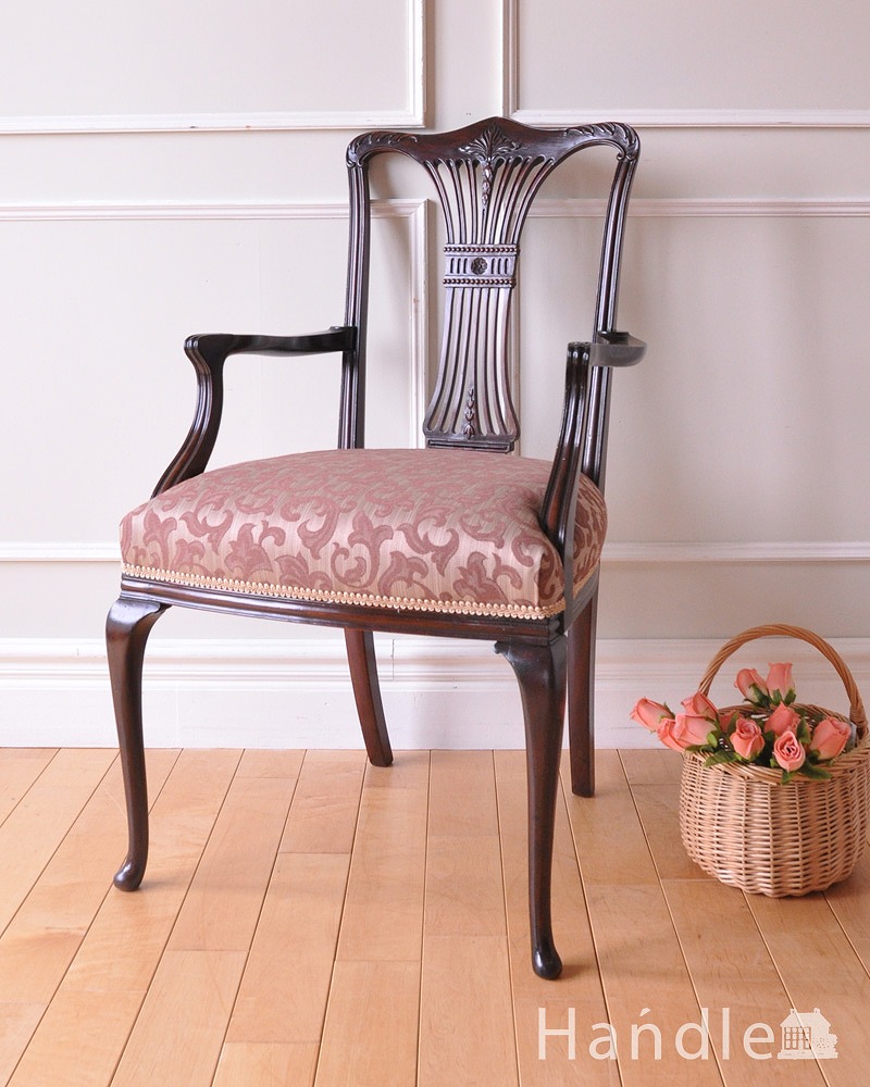 英国輸入の美しいアンティークの椅子、猫脚の優雅なアーム付きのサロンチェア (k-1406-c)