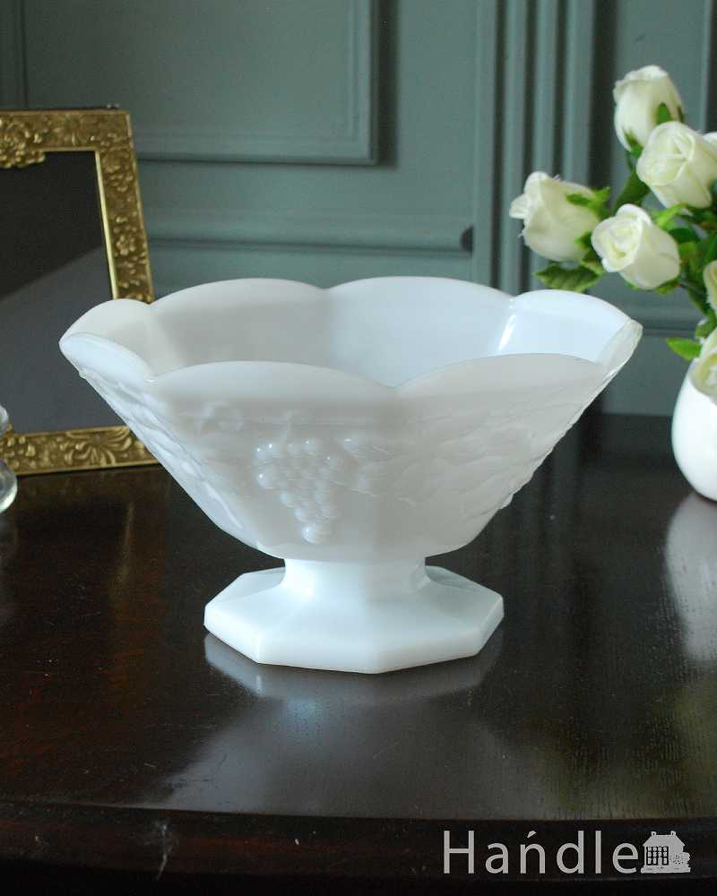 葡萄がデザインされた、アンティークミルクガラスボール（コンポート） (m-3267-z)