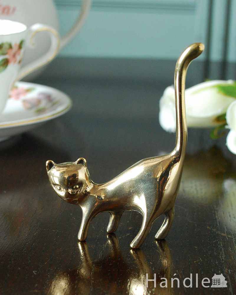 愛らしいネコの真鍮製リングホルダー（キャット）