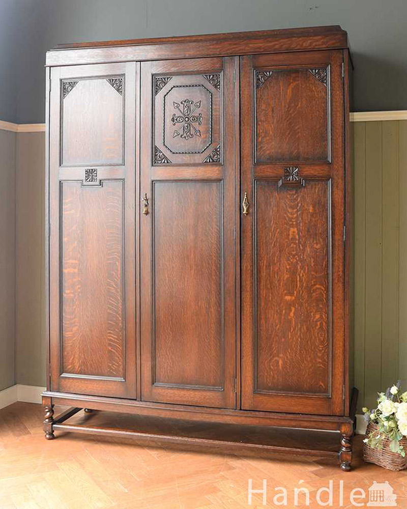 英国らしい紳士のアンティーク家具 3枚扉のかっこいいワードローブ Q 1866 F アンティーク家具