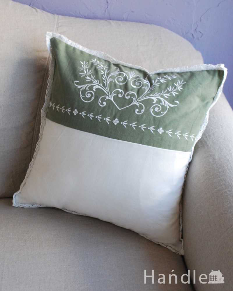 ２トーンカラー×草花の刺繍が可愛いクッションカバー（グリーン×ホワイト） (n10-035)