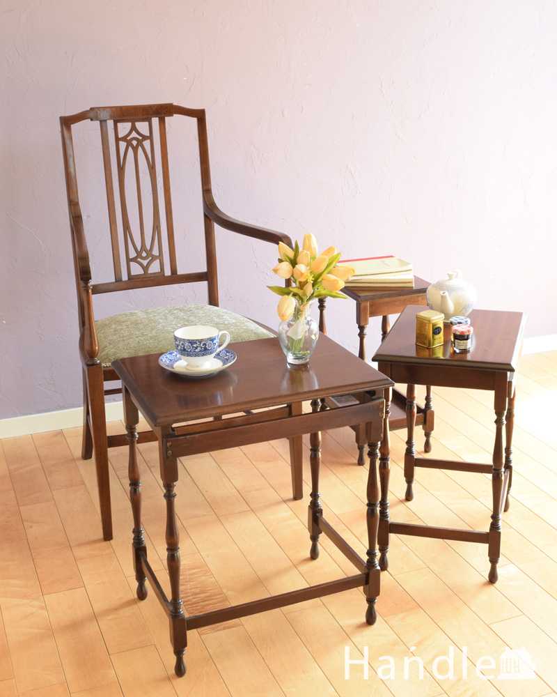 脚の装飾が美しいネストテーブル（３点セット）、イギリスから来たアンティーク家具 (q-1845-f)
