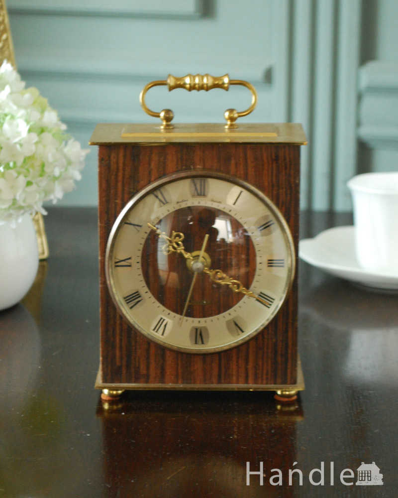 英国輸入のアンティーク雑貨、持ち手もついたオシャレな置き時計（quartzクォーツ） (k-3651-z)