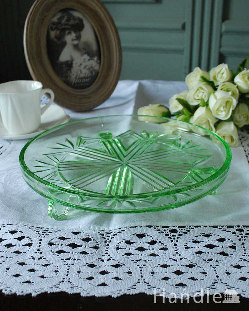 華やかなグリーンカラーのプレスドグラス、アンティークガラスのプレート（お皿） (pg-5956)