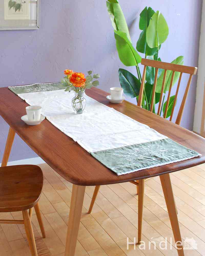 ２トーンカラー×草花の刺繍が可愛いテーブルランナー（グリーン×ホワイト） (n9-055)