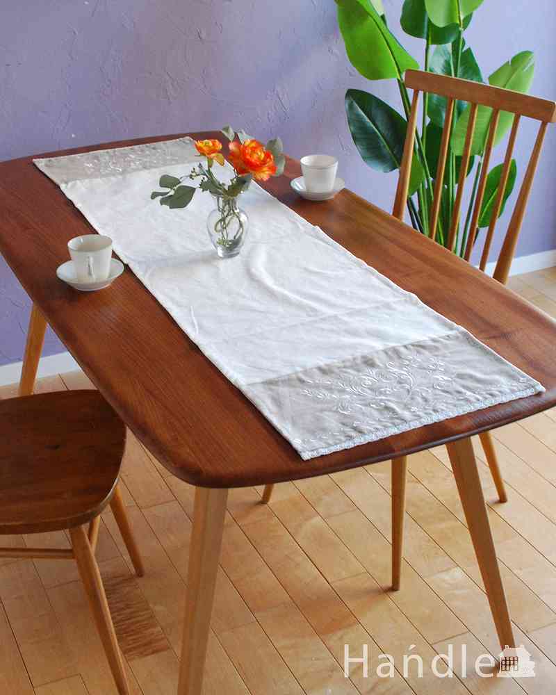 ２トーンカラー×草花の刺繍が可愛いテーブルランナー（ベージュ×ホワイト） (n9-056)