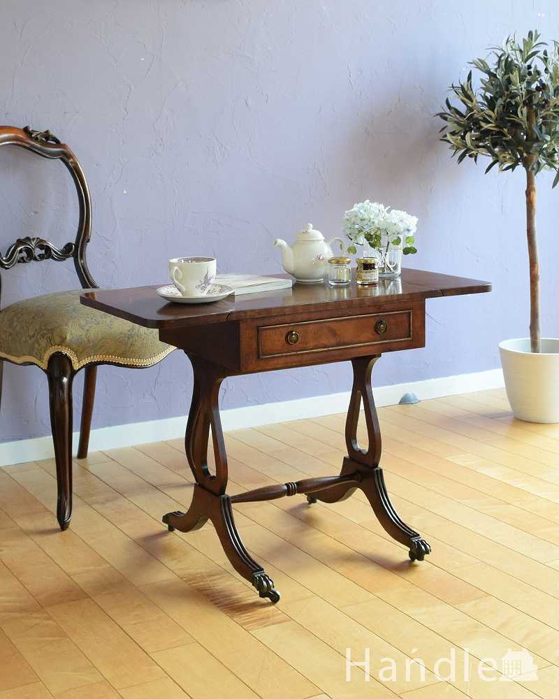 天板の木目が美しいアンティーク家具、バタフライサイドテーブル（コーヒーテーブル） (q-1877-f)