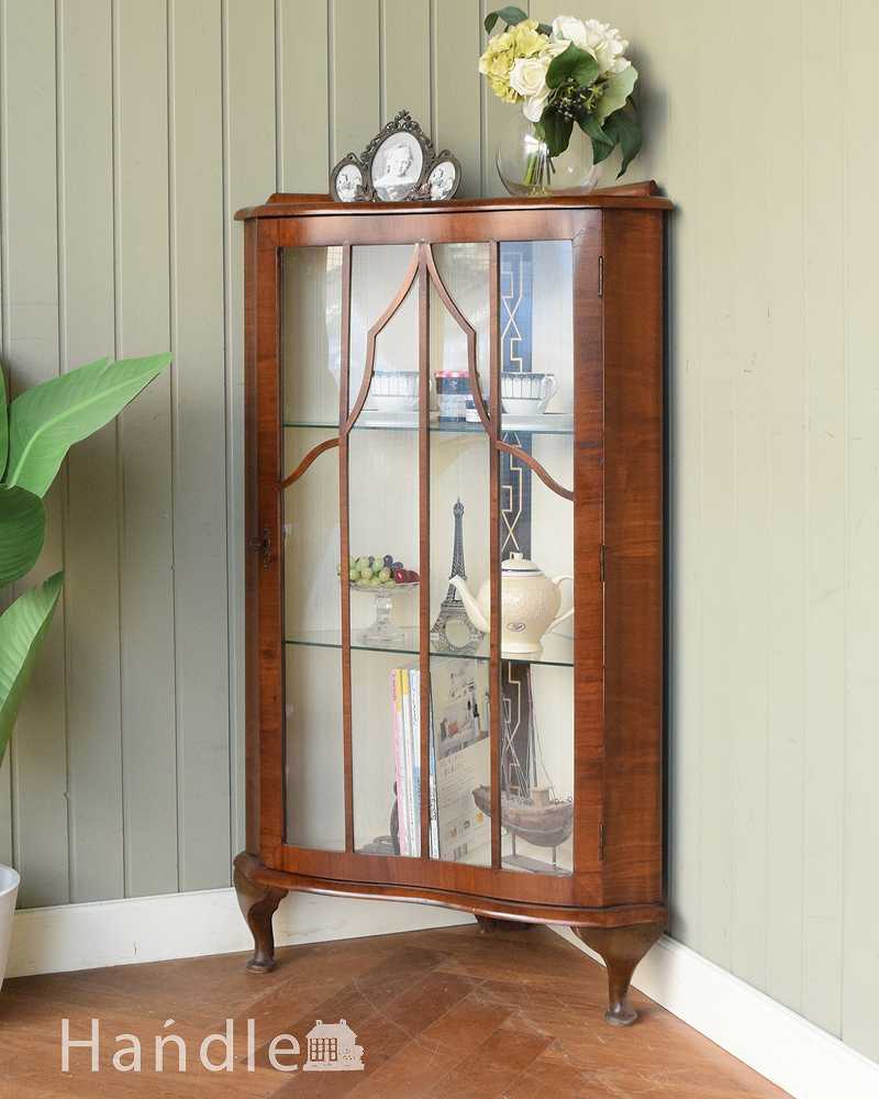英国輸入のアンティーク家具、木の装飾が上品なコーナーガラスキャビネット (q-1874-f)