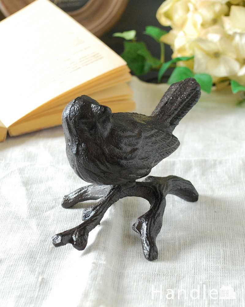 小枝にとまったかわいい小鳥に癒されるアンティーク風のアイアン製オブジェ（Ｃ） (n12-319)