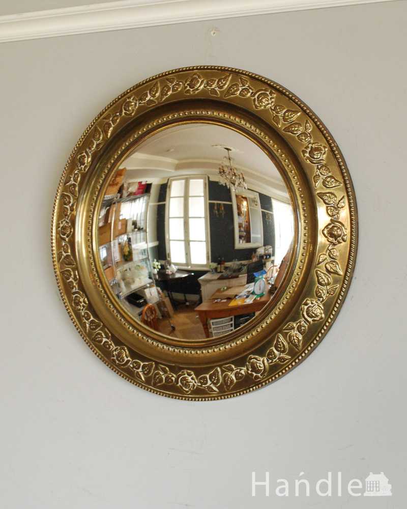 イギリスで見つけたゴールドフレームの壁掛け鏡、アンティークの凸型ミラー