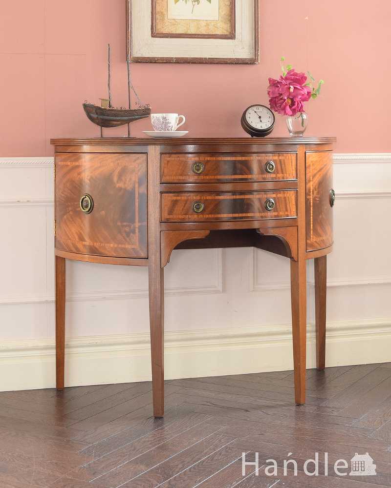 英国らしいアンティークの輸入家具、気品たっぷりな美しい木目のサイドボード (q-1951-f)
