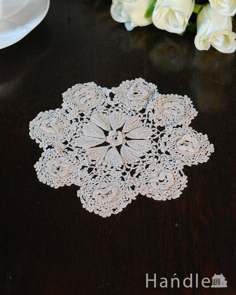 パッと開いたお花のような形が可愛いアンティークのドイリー (m-3455-z)