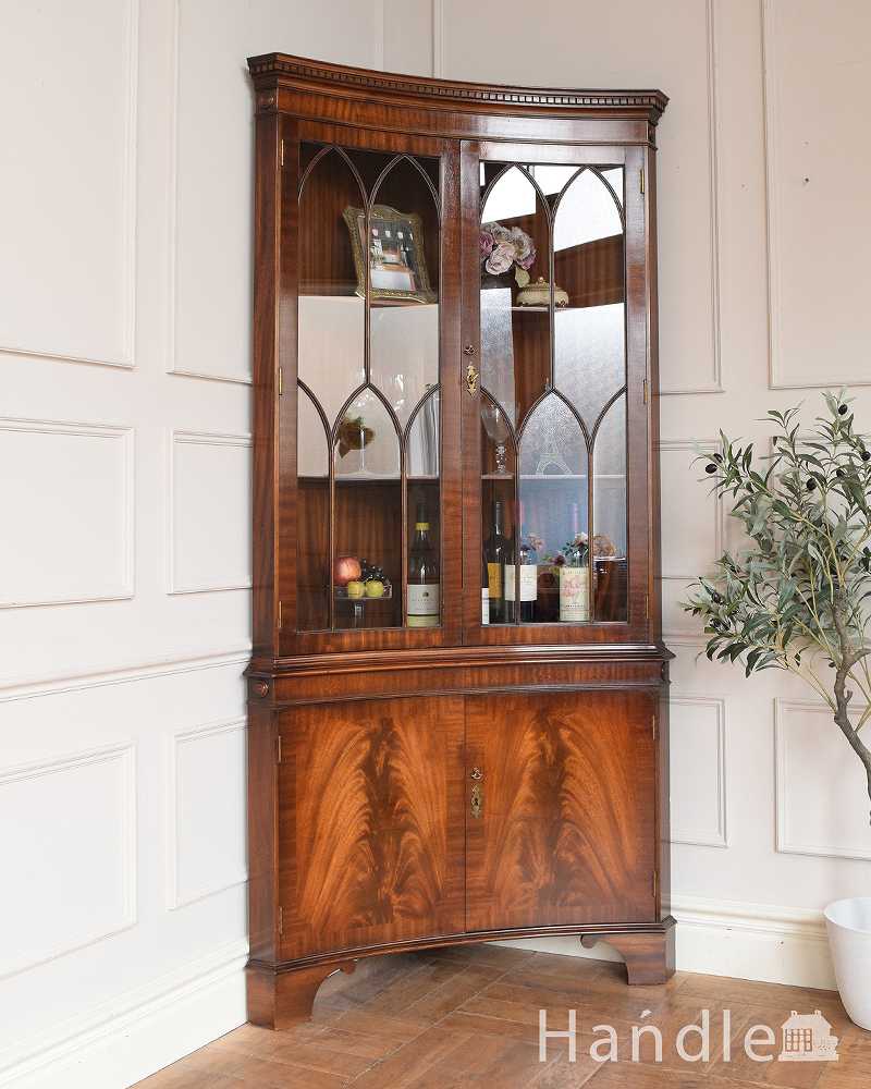 お部屋の角から美しく彩ってくれる英国のアンティーク家具、コーナーガラスキャビネット (q-1959-f)