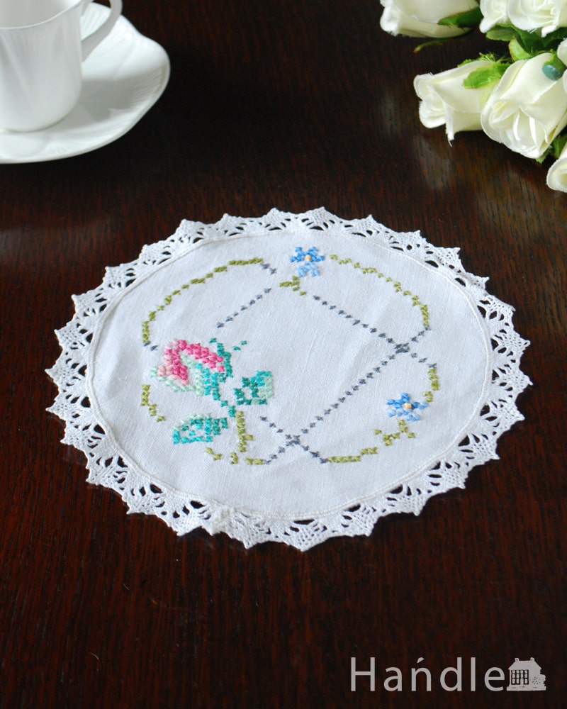 お花の刺繍が施された可愛らしいアンティークの雑貨、ドイリー (m-3539-z)