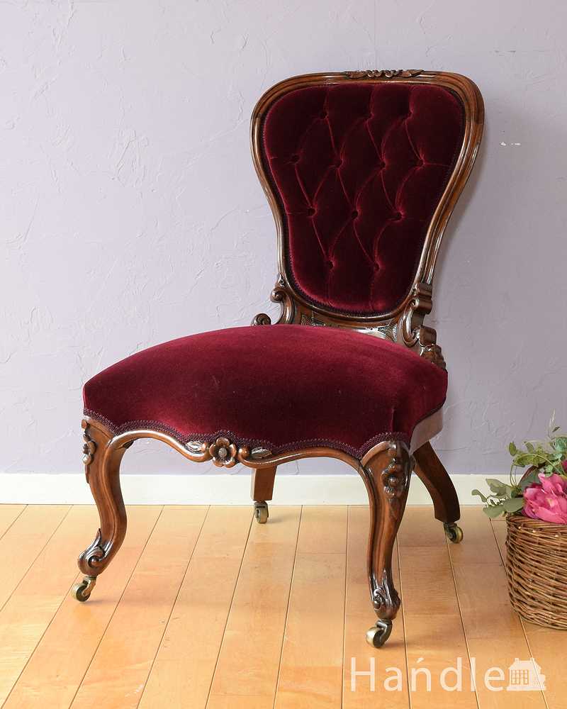 装飾が美しいウォルナット材の椅子、英国輸入のアンティークナーシングチェア (q-370-c)